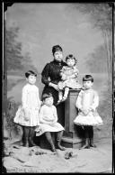 Retrato de Maria Vicência de Moura Caldeira, esposa do Dr. Nuno Teixeira, com os seus quatros filhos (corpo inteiro)