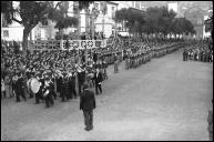 Banda da Polícia de Segurança Pública e Mocidade Portuguesa a desfilar na avenida Arriaga, nas comemorações do 1º de Dezembro, Freguesia da Sé, Concelho do Funchal
