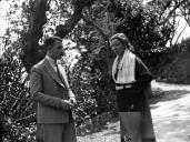 Amy Johnson e John Puquot, diretor do Reid's Palace Hotel (atual Belmond Reid's Palace) no jardim daquela unidade hoteleira, Freguesia de São Martinho, Concelho do Funchal