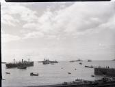 Navios a vapor e barcos de guerra na baía do Funchal, Freguesia da Sé, Concelho do Funchal