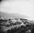 Vista da cidade e baía do Funchal a partir do hospício Princesa D. Maria Amélia, observando-se em primeiro plano a rua da Ribeira, Freguesia de São Pedro (atual Freguesia da Sé)