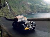 Automóvel Sunbeam Talbot Tourer 2L (1947) do piloto Rui Silva, a circular na estrada regional n.º 101, troço Porto Moniz/São Vicente, no 6.º Raid Diário de Notícias
