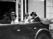 Princesa Maria Luísa e duas mulheres no automóvel no Reid's Palace Hotel (atual Belmond Reid's Palace), Freguesia de São Martinho, Concelho do Funchal