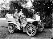 Harvey Foster com sua esposa, filha e criada no seu automóvel nos jardins do "Reid's New Hotel" (atual "Belmond Reid's Palace"), Freguesia de São Martinho, Concelho do Funchal