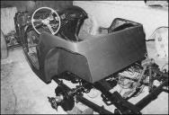 Reparação do automóvel MG TF (1954), participante no 6.º Raid Diário de Notícias, em local não identificado