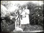 Retrato de grupo de raparigas num jardim (corpo inteiro)