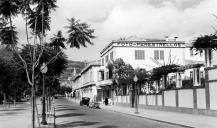Faixa sul da avenida Arriaga, observando-se o edifício "Foto - Perestrellos", Freguesia da Sé, Concelho do Funchal