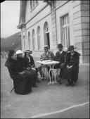 Retrato de um grupo de pessoas no exterior do "Restaurant-Esplanade" no Terreiro da Luta, Freguesia do Monte, Concelho do Funchal 