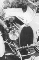 Piloto Eric Esser observa o seu automóvel Bugatti Type 43 (1927), no 6.º Raid Diário de Notícias, em local não identificado