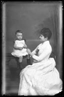Retrato de uma mulher com uma criança, esposa e filho do Dr. Esmeraldo (corpo inteiro)
