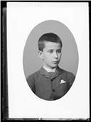 Retrato de um menino, filho mais velho do cenógrafo Ferreira (meio corpo)