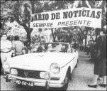 Automóvel Peugeot 404 Cabr. (1968) do piloto António Loja, à saída da linha de partida do 1.º Raid Diário de Notícias, na avenida Arriaga, Freguesia da Sé, Concelho do Funchal