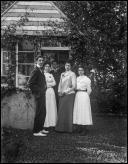 Retrato de grupo à porta de uma casinha de jardim de uma Quinta, em local não identificado