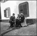 Três homens, a conversar, na Quinta Lira, Freguesia de Santa Luzia, Concelho do Funchal 
