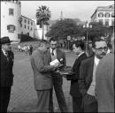 Escritor Gilberto Freyre na entrada da cidade com um grupo de personalidades locais, após o desembarque no cais do Funchal