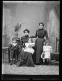 Retrato de Edmundo Alberto Bettencourt com sua mãe Leopoldina Santana, tia e duas meninas (corpo inteiro)