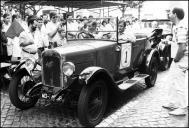 Automóvel Austin Six (1928) do piloto José Luís Afonso, na linha de partida da segunda etapa do 2.º Raid Diário de Notícias, na vila de Santa Cruz