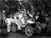 Harvey Foster e esposa no seu automóvel nos jardins do "Reid's New Hotel" (atual "Belmond Reid's Palace"), Freguesia de São Martinho, Concelho do Funchal