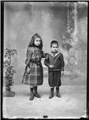 Retrato de duas crianças, filhos de José Gonçalves Valente (corpo inteiro)