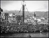 Multidão na praia do Funchal, a aguardar a chegada dos reis de Portugal, Freguesia da Sé, Concelho do Funchal