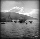 Vapor Lima, que transporta a imagem de Nossa Senhora de Fátima, na baía do Funchal, rodeado de pequenos barcos
