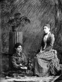 Retrato de Emília Grande e de Leopoldina da Câmara (corpo inteiro) 