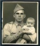 Retrato de um homem de uniforme de militar com uma criança ao colo (busto)