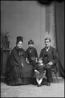 Retrato de João Joaquim de Freitas acompanhado de uma mulher e duas crianças (corpo inteiro)