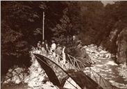 Retrato de grupo sobre uma ponte de madeira, em local não identificado
