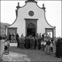 Entidades oficiais e população durante a inauguração da capela do cemitério de Nossa Senhora da Piedade, Freguesia de São Gonçalo, Concelho do Funchal