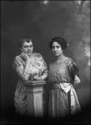 Retrato de Maria José Bettencourt Gomes da Silva, à esquerda, acompanhada de uma mulher (três quartos)