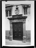 Reprodução fotográfica do portão do Palácio dos Ornelas, na rua do Bispo, Freguesia da Sé, Concelho do Funchal
