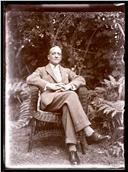 Retrato de Álvaro Nascimento Figueira, num jardim, em local não identificado, na Ilha da Madeira