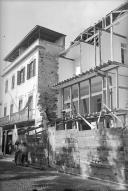 Edifícios na faixa norte da avenida Arriaga, Freguesia da Sé, Concelho do Funchal, estando o primeiro a ser demolido