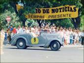 Automóvel Standard 8 Tourer (1938) do piloto António J. Freitas, na prova de perícia e regularidade do 3.º Raid Diário de Notícias, na avenida Arriaga, Freguesia da Sé, Concelho do Funchal
