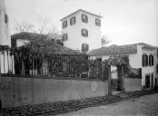 Fachada principal do estabelecimento de bordados H. Payne, localizado na calçada de Santa Clara, Freguesia de São Pedro, Concelho do Funchal