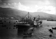 Vapor Lima, à sua chegada à baía do Funchal, rodeado de pequenos barcos, Concelho do Funchal
