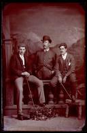 Retrato de Chashloy A. Roberts acompanhado de dois homens (corpo inteiro)