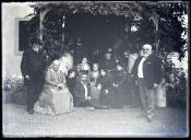 Retrato de um grupo de pessoas no quintal de uma residência, em local não identificado, na Ilha da Madeira