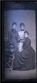 Retrato de três mulheres (corpo inteiro)