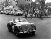 Automóvel Triumph TR 3/A (1958) do piloto Emanuel Rebelo, a passar pela vila de Câmara de Lobos, no 1.º Raid Diário de Notícias