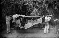 Retrato de um homem numa rede no pátio da Photographia Vicente, Freguesia da Sé, Concelho do Funchal