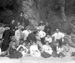 Retrato de um grupo de pessoas, junto a um rochedo na praia, em local não identificado, na Ilha do Porto Santo  