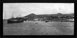 Panorâmica da cidade do Funchal a partir do mar, vendo-se, a este, o cemitério das Angústias e, a oeste, o sítio do Salto do Cavalo