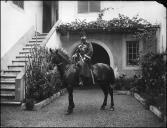 Retrato de um general "Cossaco" montado a cavalo no pátio da Photographia Vicente, rua da Carreira, Freguesia da Sé, Concelho do Funchal