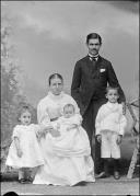 Retrato de António Norberto Ferreira acompanhado de uma mulher e três crianças (corpo inteiro)