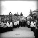 Condução do andor de Nossa Senhora de Fátima pelos dirigentes dos sindicatos nacionais, na praça do Infante, Freguesia de São Pedro (atual Freguesia da Sé), Concelho do Funchal