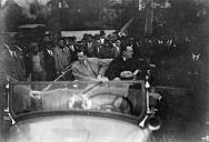 Príncipe George, duque de Kent, e J. B. Browne, cônsul da Grã-Bretanha, num automóvel, na avenida Gonçalves Zarco (atual avenida do Mar e das Comunidades Madeirenses), Freguesia da Sé, Concelho do Funchal