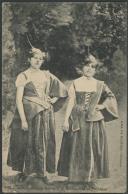 Duas raparigas com traje regional