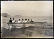 Grupo de mulheres numa canoa na praia da Ilha do Porto Santo
